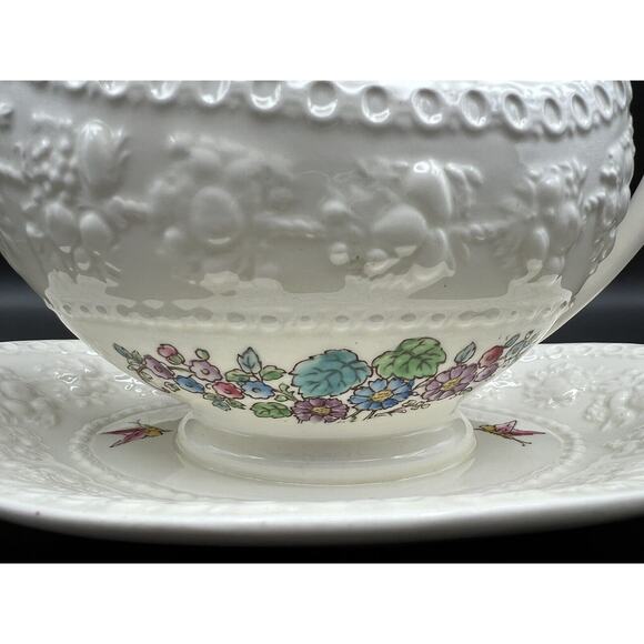 Wedgwood Montreal Gravy Boat w Attached Underplate Discontinued Made in England - Picture 2 of 11